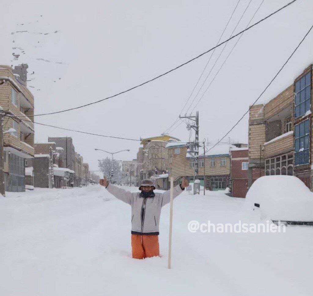 عکسی که نشان می‌دهد مشکین‌شهری‌ها تاکمر در برف گیر کردند