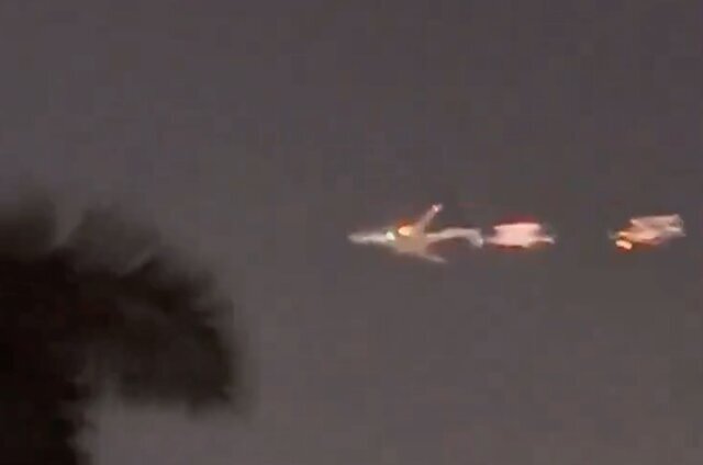 عکسی از آتش گرفتن هواپیمای در حال پرواز