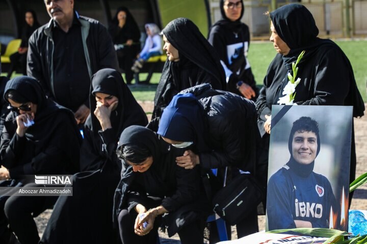 گریه‌های جانسوز دختران جوان در مراسم تشییع ملیکا محمدی