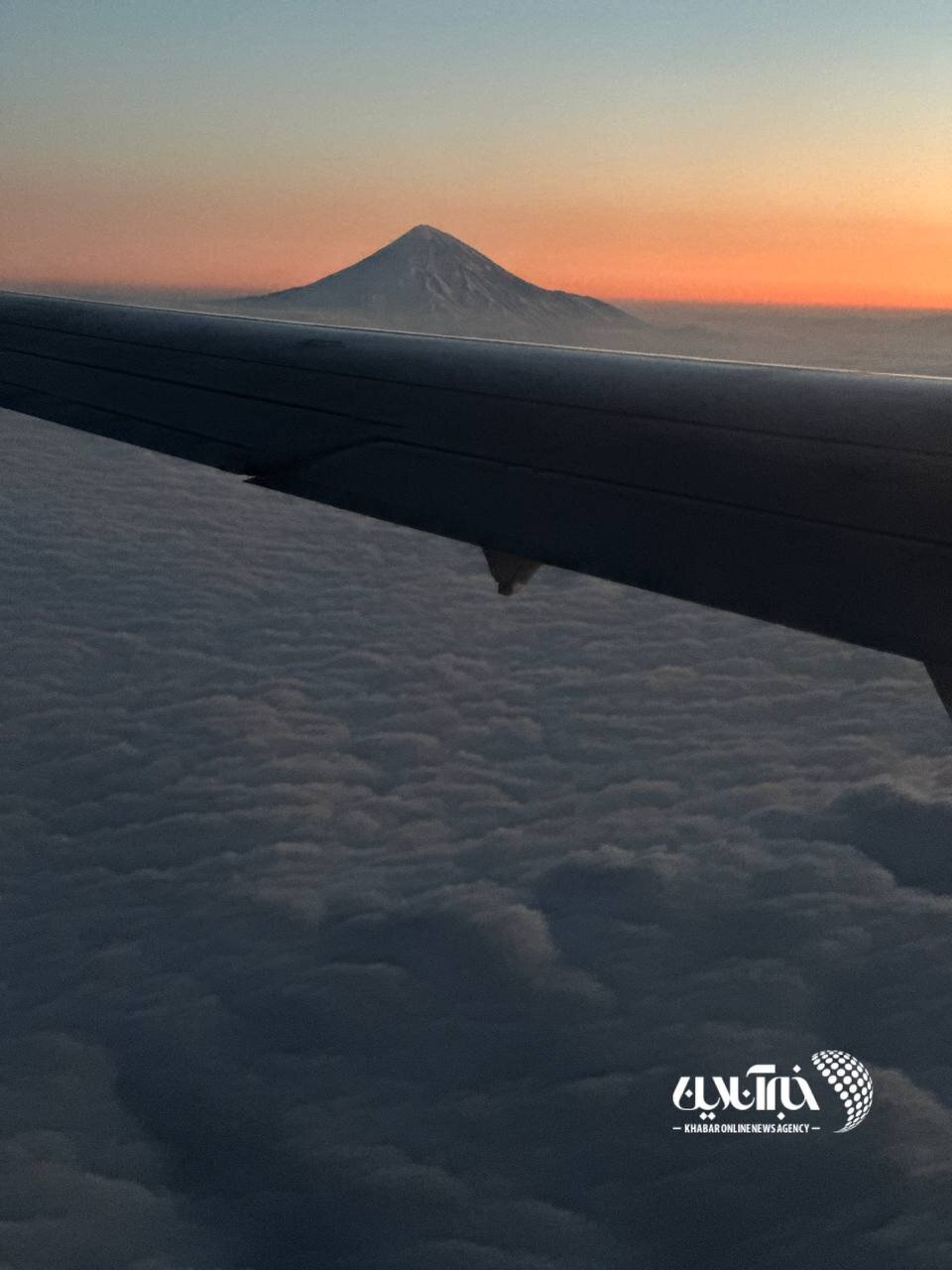 عکس‌هایی جذاب از دماوند برفراز ابرها از نمای داخل هواپیما