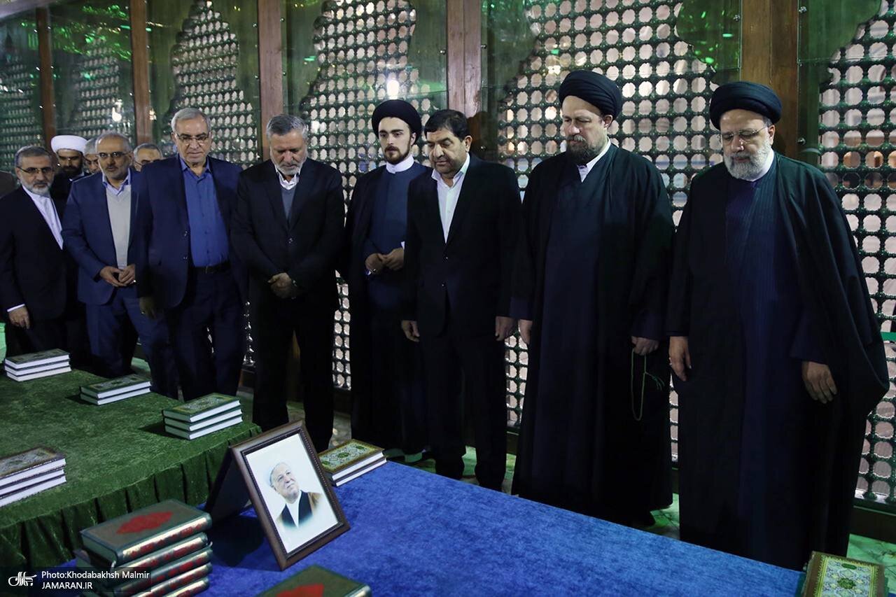 جدیدترین عکس‌ها از احمد خمینی در کنار پدرش