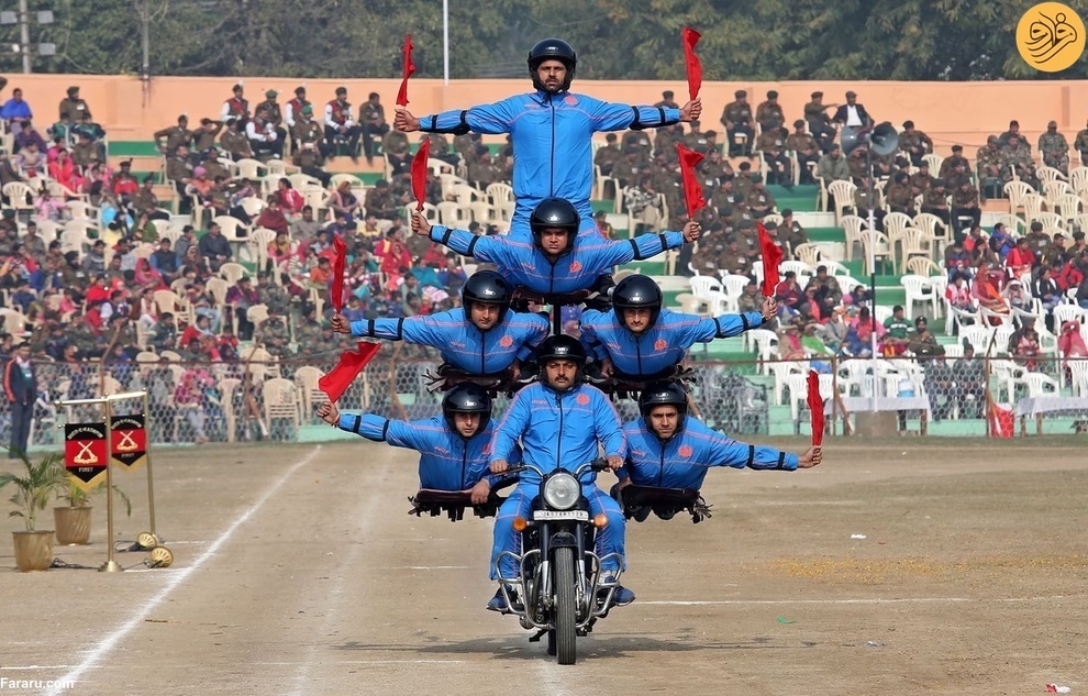 فقط در هند ۵۸ نفر روی یک موتورسیکلت سوار می‌شوند (فرارو)