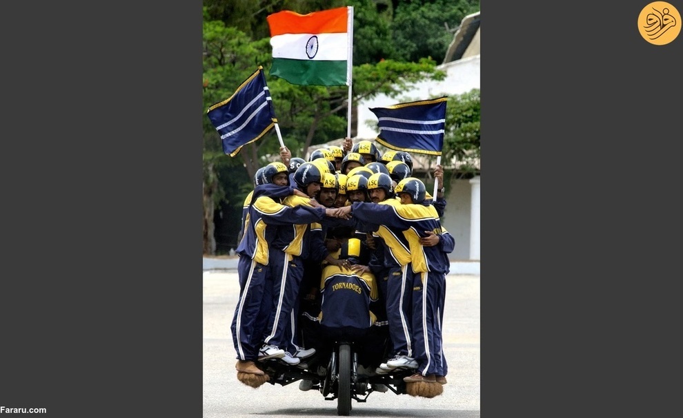 فقط در هند ۵۸ نفر روی یک موتورسیکلت سوار می‌شوند (فرارو)