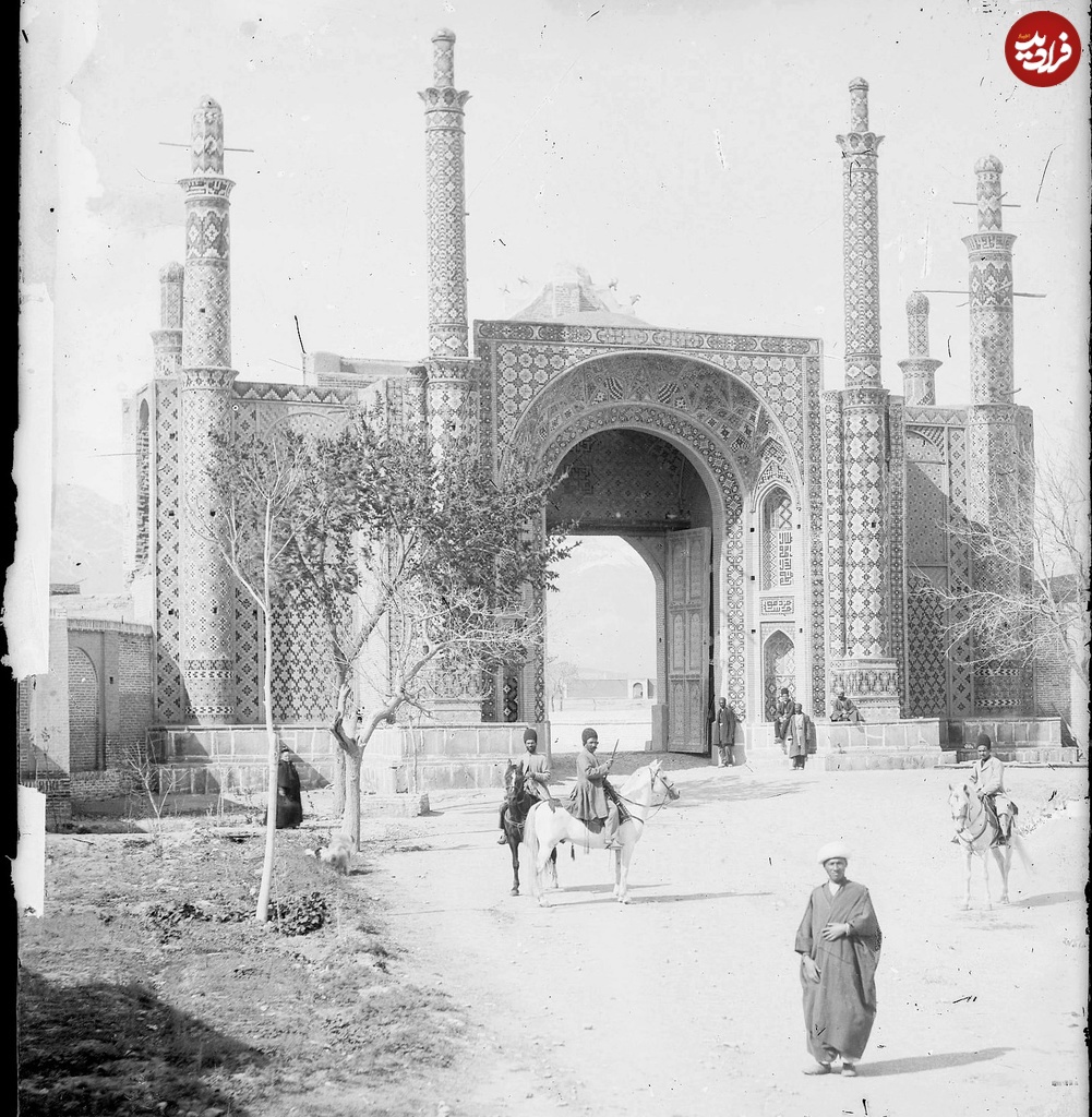 تصویری از محوطه بیرونی دروازه دولت در دوره قاجار