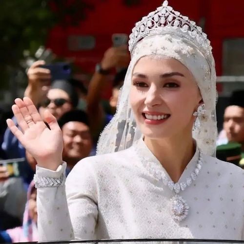 عروسی فوق مجلل شاهزاده آسیایی کل دنیا را مبهوت کرد؛ دو لباس عروس زیبای عروس از برندهای مشهور را ببینید (چی بپوشیم)