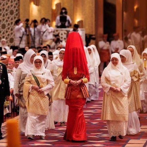 عروسی فوق مجلل شاهزاده آسیایی کل دنیا را مبهوت کرد؛ دو لباس عروس زیبای عروس از برندهای مشهور را ببینید (چی بپوشیم)
