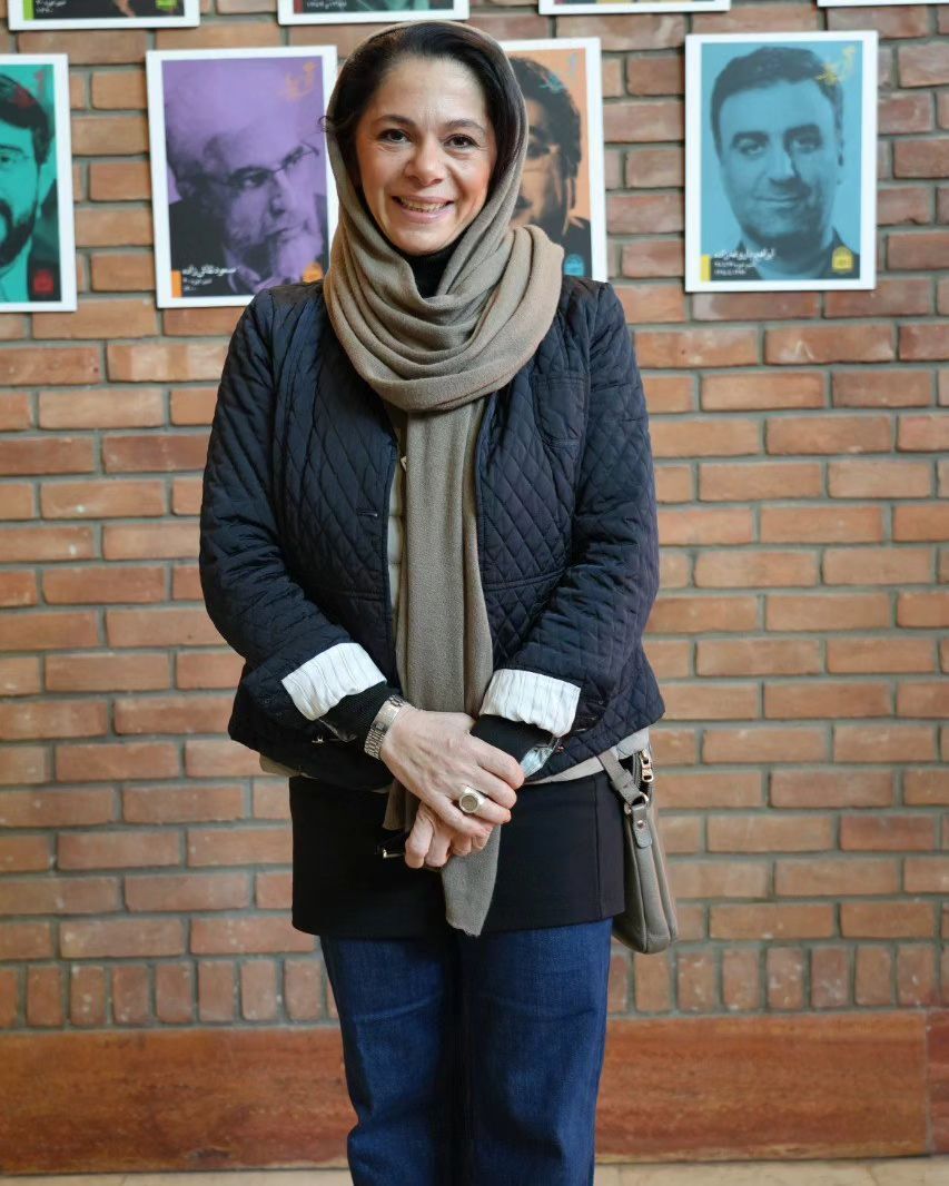 تیپ ساده مادر نفس بازغی در جشنواره فجر