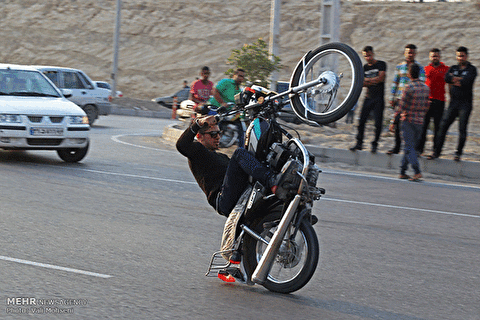 عاقبت تلخ حرکات نمایشی و تک‌چرخ موتورسوار وسط خیابان در اهواز