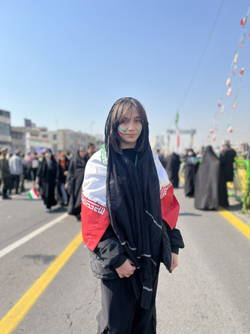 دختر جوان با ظاهری متفاوت در مراسم ۲۲ بهمن