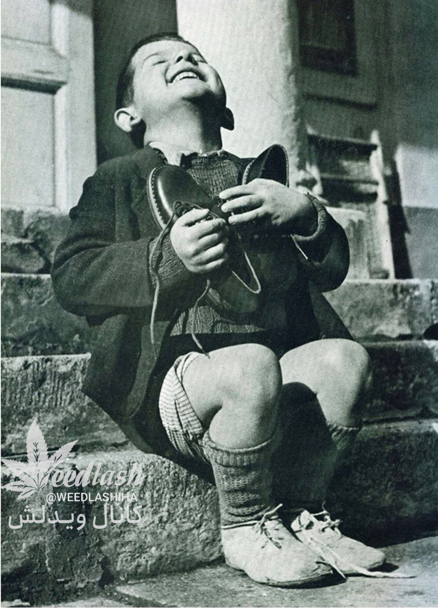 تصویری دیدنی از شادی کودک اتریشی بابت کفش‌های نو