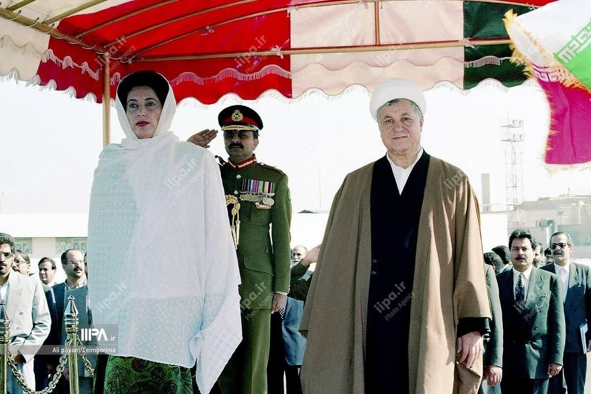 تصویری از بانوی اصالتا ایرانیِ پاکستان، در کنار رفسنجانی