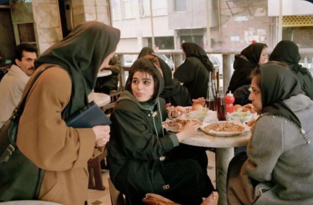 تیپ جالب چند دختر در یک پیتزافروشی در دهه ۷۰