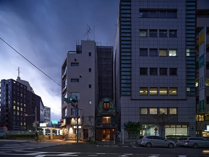 ساختمان مسی؛ یکی از معروف‌ترین سازه‌های ژاپن در توکیو (موبنا)