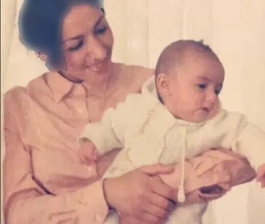 تصویری از هانیه توسلی در آغوش مادرش
