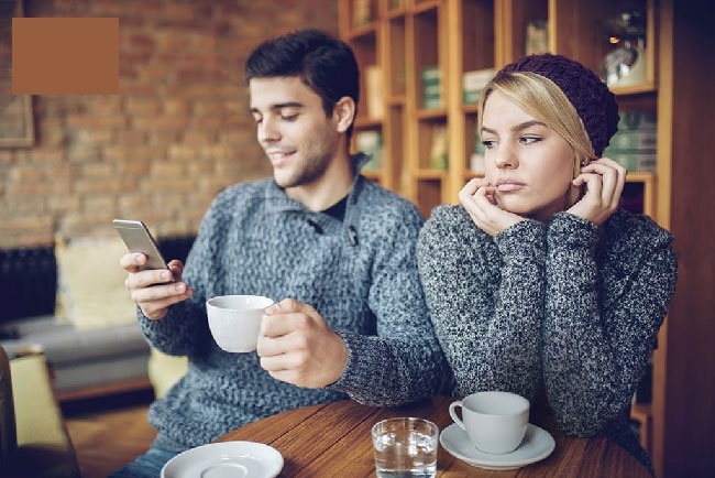 اعتیاد به تلفن همراه در مجردها بیشتر است یا متأهل‌ها (صبح من)