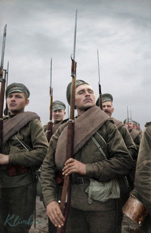عکسی قدیمی از سربازان ارتش روسیه با تفنگ‌های ژاپنی