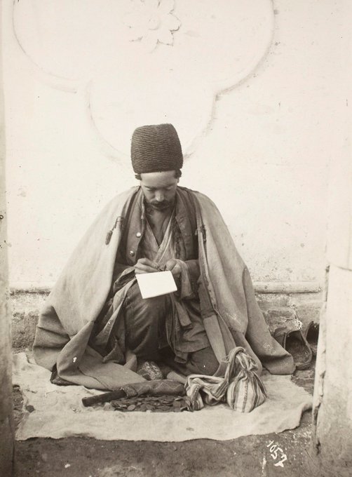 تصویر قدیمی از یک صرافی در تهران ۱۲۰ سال قبل