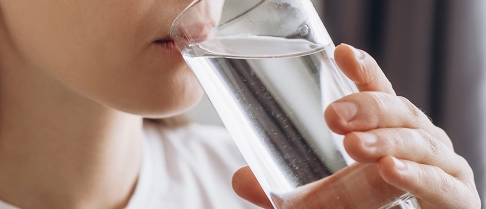 یک راه شگفت‌آور ساده برای حذف میکروپلاستیک‌ها از آب آشامیدنی وجود دارد (یک پزشک)