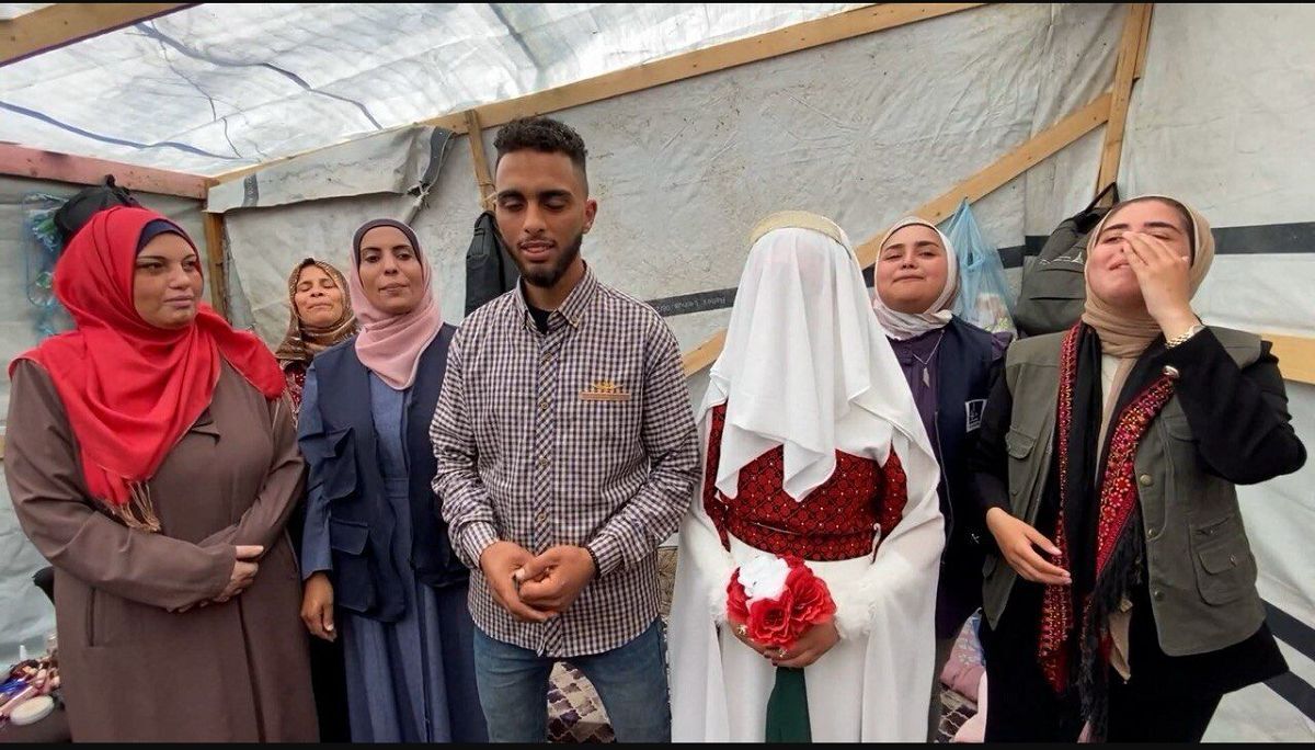 عکسی از یک عروسی متفاوت که در چادر برگزار شد