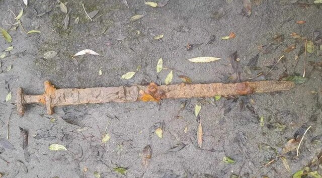 کشف حیرت‌انگیز شمشیر هزارساله در رودخانه
