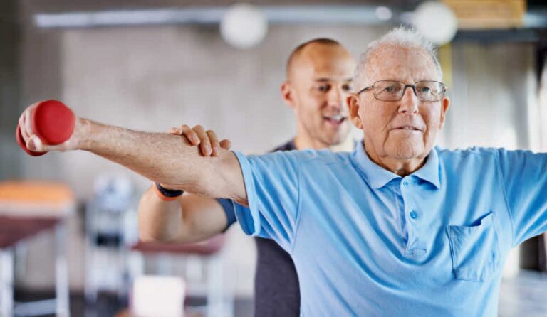 اهمیت فیزیوتراپی سالمندان در حفظ سلامتی و شادابی (یک پزشک)