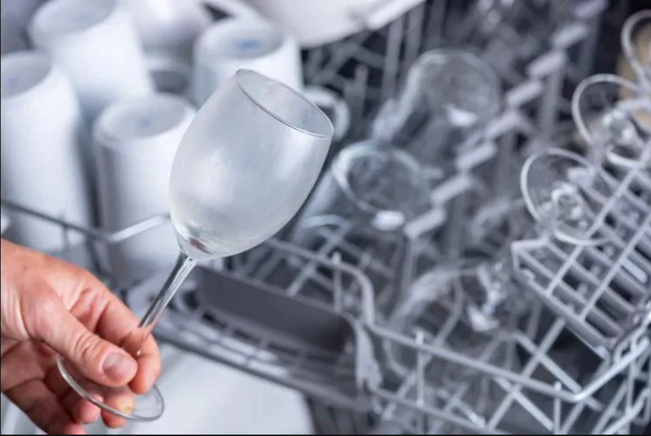 ۷ اشتباه رایج در تمیز کردن آشپزخانه که نباید تکرار کنیم!