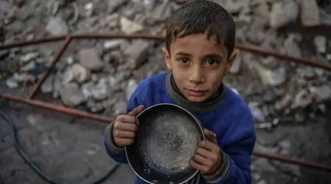 تصویری تلخ از کودک اهل غزه در انتظار غذا