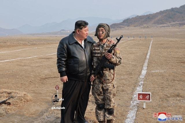 عکس عجیب کیم‌جونگ‌اون در کنار یک سرباز کره‌ای