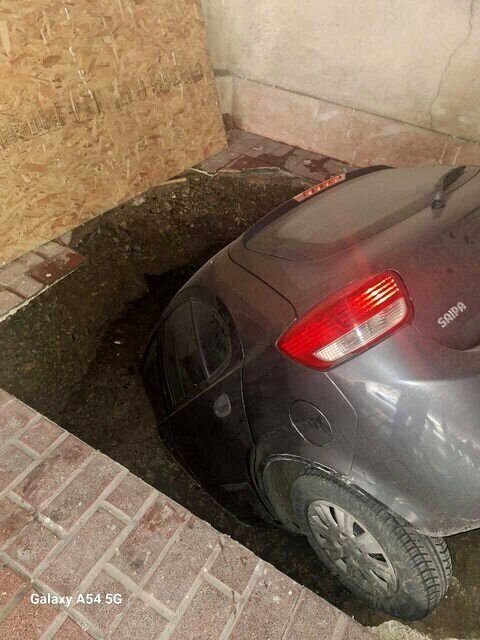 چاه فاضلاب یک پارکینگ، تیبا را بلعید