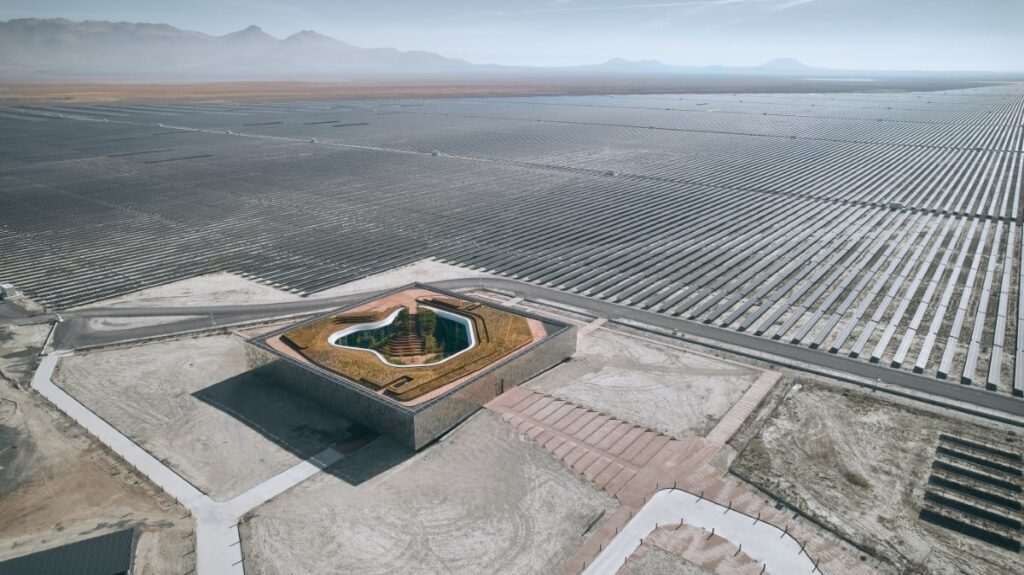 نمای زیبای ساختمان مرکزی بزرگترین نیروگاه خورشیدی اروپا در صحرای ترکیه با بیش از ۷ هزار پنل فولادی (یک پزشک)