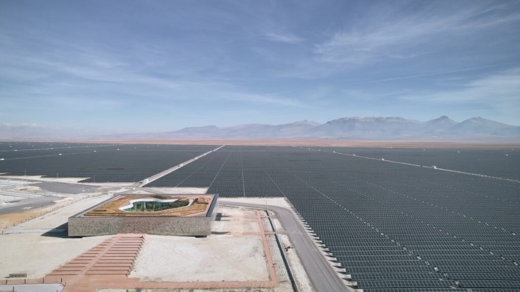 نمای زیبای ساختمان مرکزی بزرگترین نیروگاه خورشیدی اروپا در صحرای ترکیه با بیش از ۷ هزار پنل فولادی (یک پزشک)