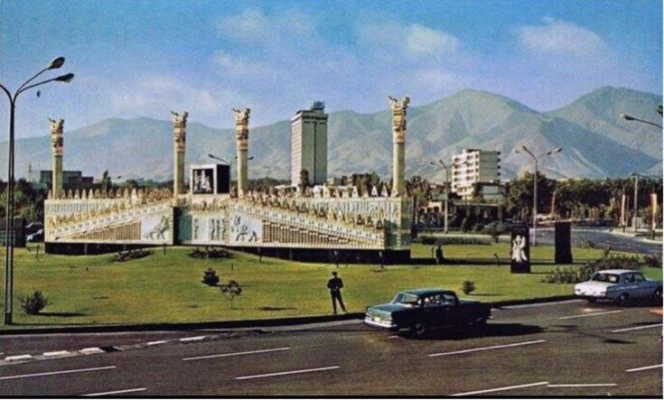 زمانی که تخت جمشید وسط میدان ونک تهران بود