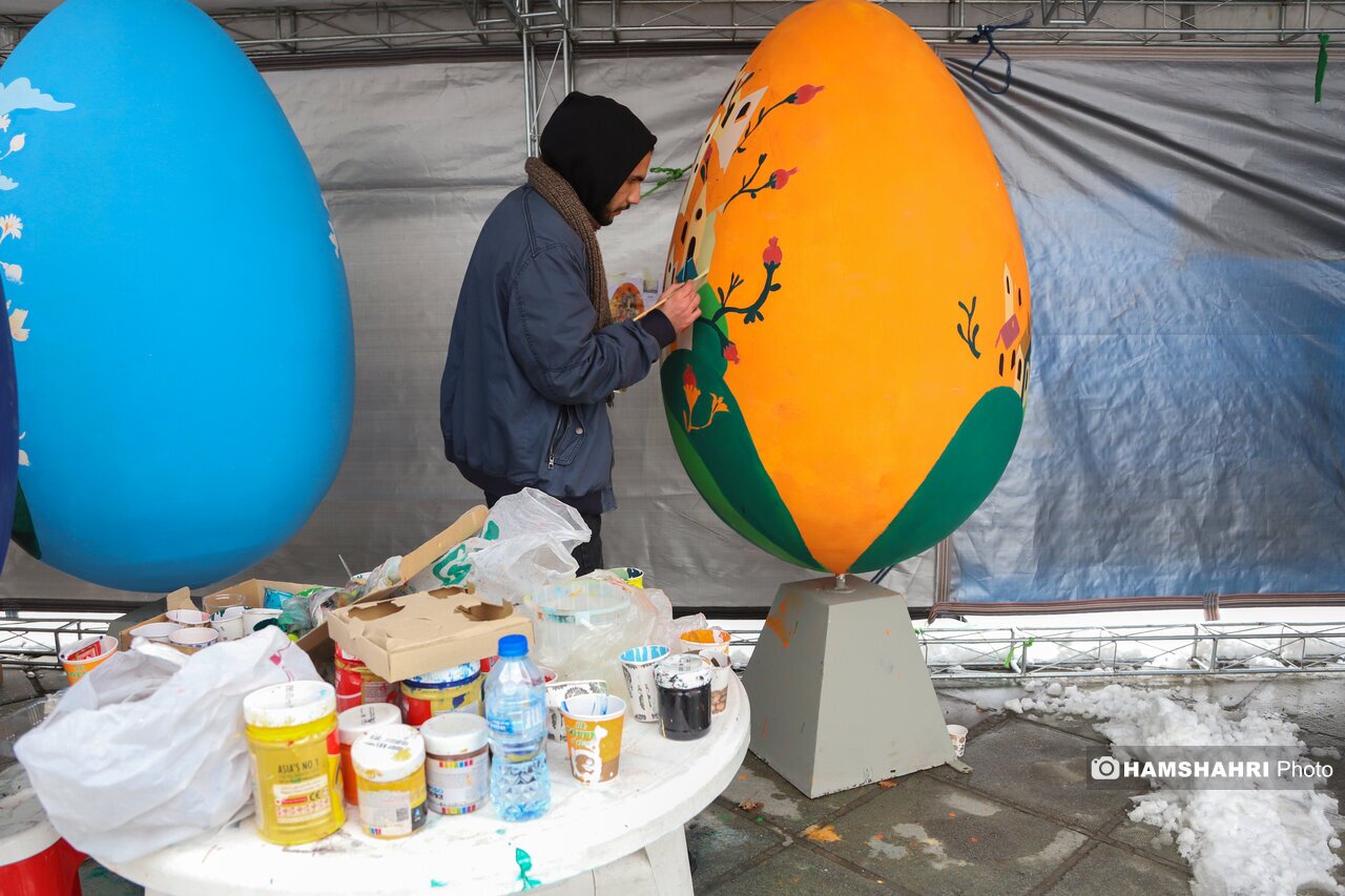 جشنواره تخم‌مرغ رنگی نوروزی در پارک ملت  (همشهری آنلاین)