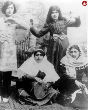 تصاویر کمتر دیده شده از پوشش جالب زنان نوازنده در قاجار