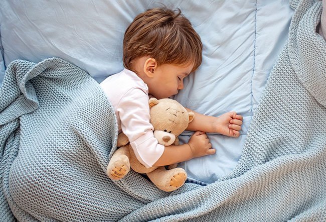 چطور کودکمان را عادت دهیم تا در اتاقش تنها بخوابد؟(خبرفوری)