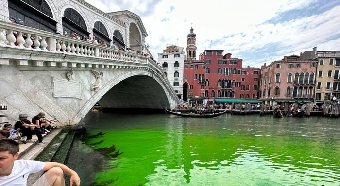 سبز رنگ شدن آب در کانال‌های شهر ونیز
