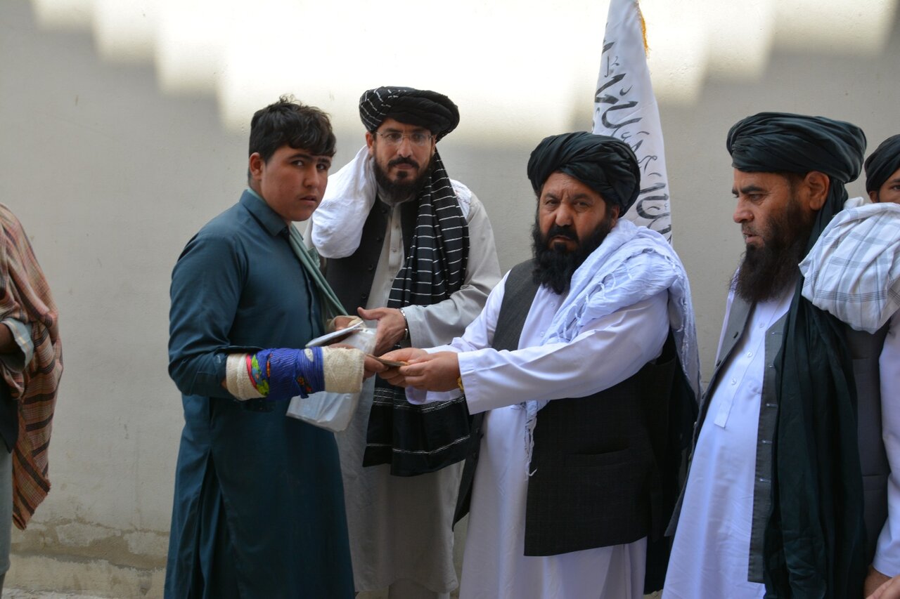 طالبان در حال توزیع دلار بین مردم افغانستان