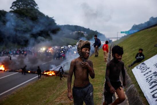 از اعتراضات بومیان برزیل تا طوطی های شهر کاراکاس (عصرایران)