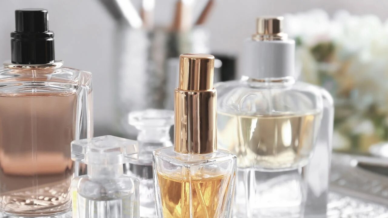 چطور عطر تقلبی نخریم؟ | ۷ راه برای تشخیص عطر تقلبی از اصل