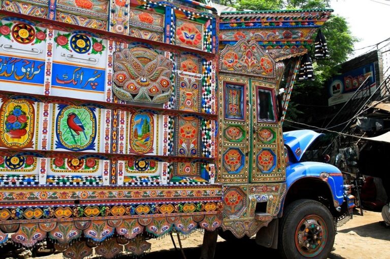 کامیون‌های تزئین شده پاکستان – چرا مثل عروس آرایش می‌شوند (یک پزشک)