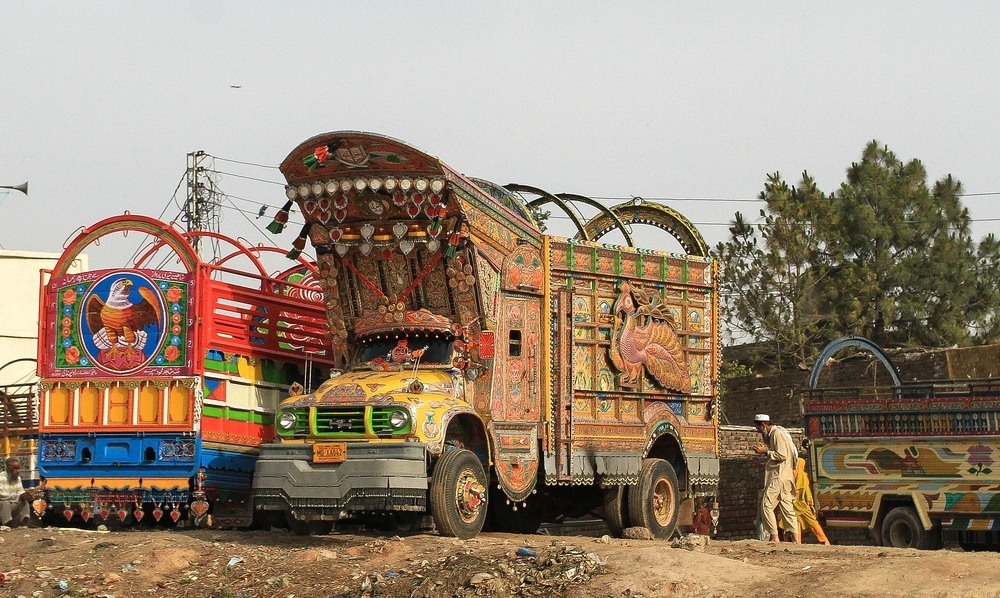 کامیون‌های تزئین شده پاکستان – چرا مثل عروس آرایش می‌شوند (یک پزشک)