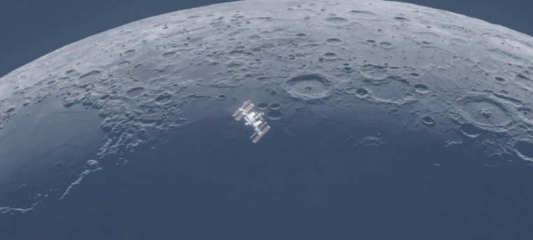 عکس واضح و زیبا از ایستگاه فضایی بین المللی در کنار هلال ماه که در گرمای صحرا گرفته شده(یک پزشک)