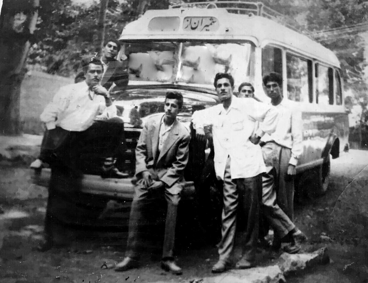 عکس یادگاری با نخستین اتوبوس محله در شمیران