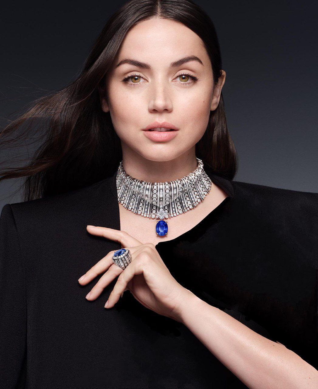 استایل خیره‌کننده آنا د آرماس با جواهرات لاکچری