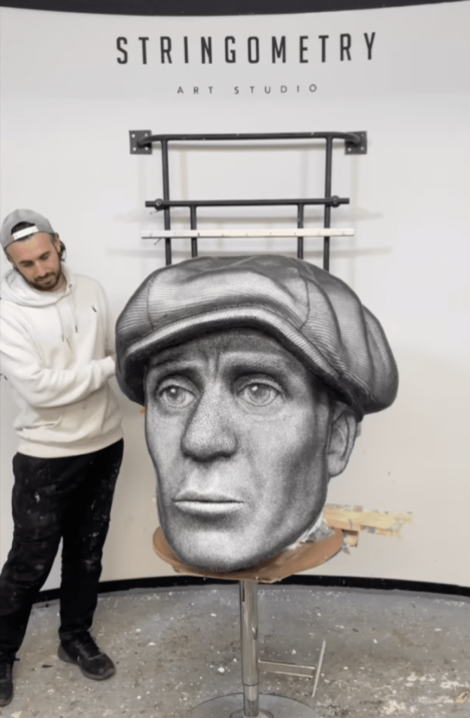 این هنرمند از ریسمان و ۷۸۰۰۰ میخ برای خلق یک پرتره واقعی از کیلین مورفی استفاده کرد (یک پزشک)