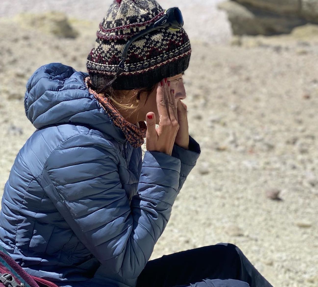 عکس متفاوت و دیده نشده سارا بهرامی در قله دماوند