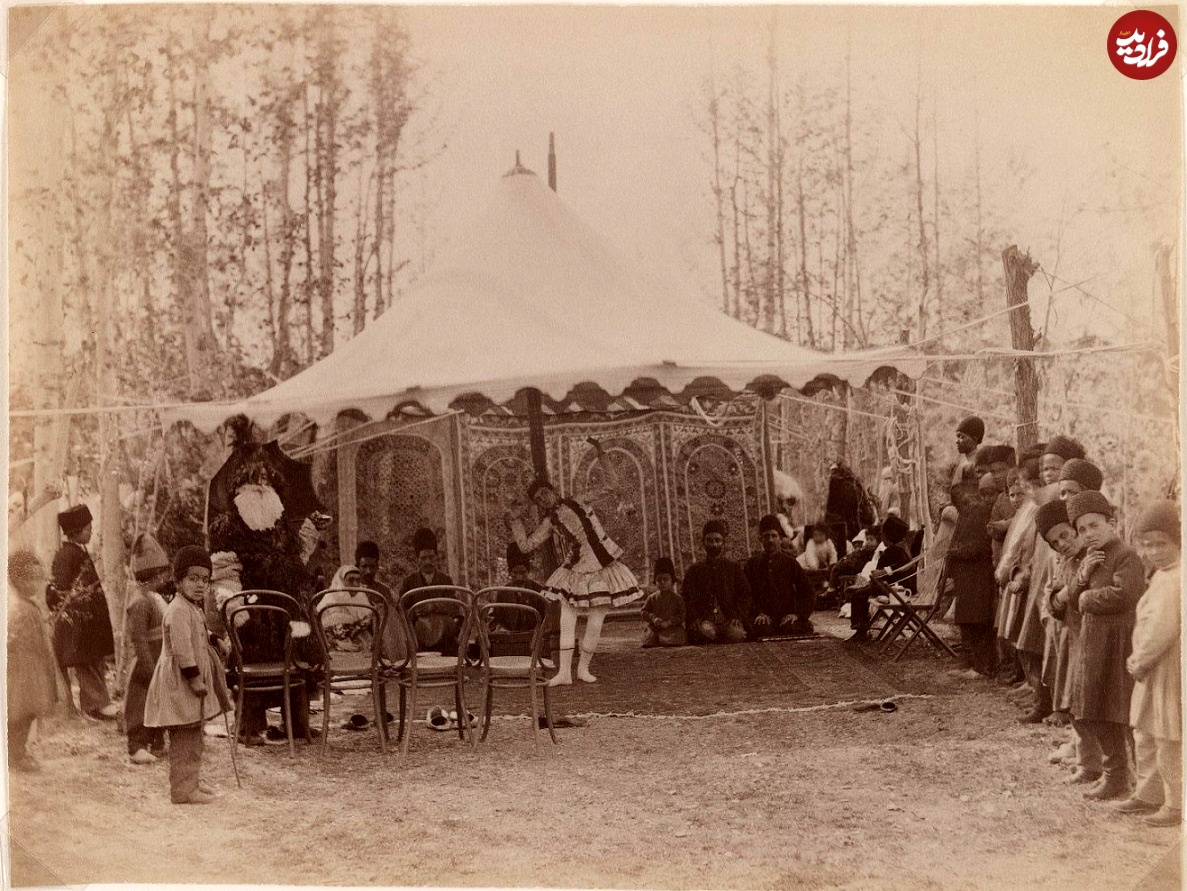 عکس جالب و دیدنی از یک نمایش عجیب در دوران قاجار