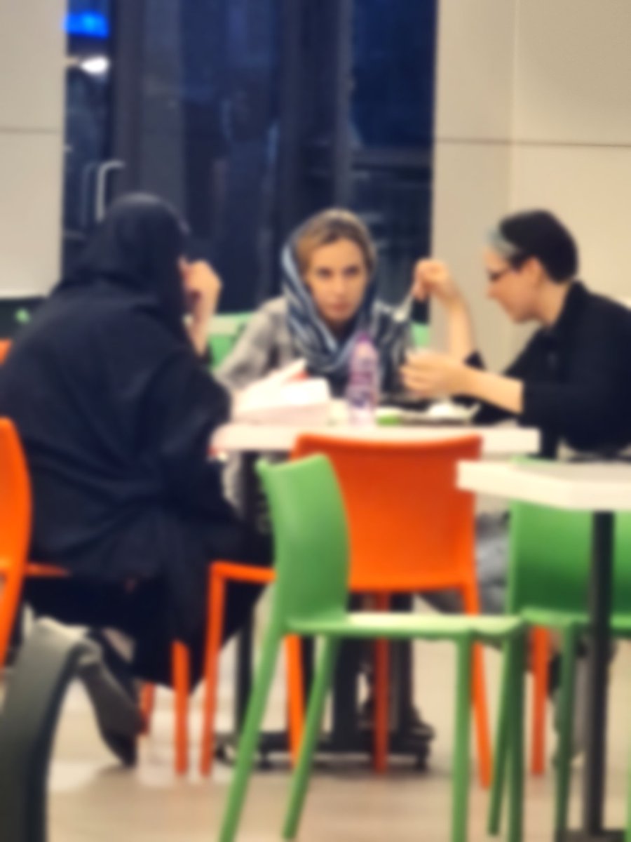 عکس سه زنِ متفاوت در یک کافه وایرال شد