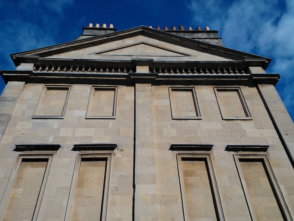 چرا بسیاری از ساختمان‌های تاریخی در بریتانیا دارای پنجره‌های آجرکوبی شده هستند؟(یک پزشک)