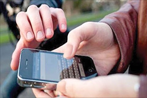 دستگیری ۱۰ ثانیه‌ای موبایل‌قاپ مشهدی توسط پلیس